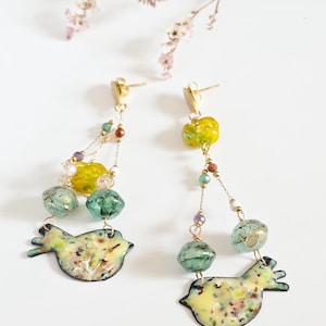 Boucles d’oreilles oiseau bohème coloré – Bijou printemps artisanal – Perles turquoise et fleur jaune – Statement asymétrique