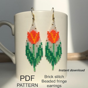 Op de afbeelding: Een paar gefranjerde oorbellen met kralen in een baksteensteekpatroon. De oorbellen hebben een tulpontwerp met oranje, witte en groene kralen. Tekst op de afbeelding: "PDF PATTERN" en "Instant download".