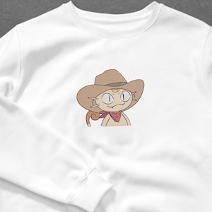 Könnte beinhalten: Weißes Sweatshirt mit einer Cartoon-Katze, die einen Cowboyhut und ein rotes Halstuch trägt. Die Katze befindet sich in der Mitte des Sweatshirts. Das Sweatshirt hat lange Ärmel und einen Rundhalsausschnitt. Das Design ist eine lustige, verspielte Illustration.