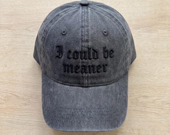 Gorra bordada "Podría ser más mezquina", gorra con cita sarcástica divertida, gorra estilo "papá" con texto gótico, regalo para mujeres atrevidas, gorra estilo vintage negra lavada