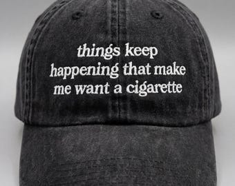 Gorra divertida bordada para papá, "Siguen pasando cosas que me dan ganas de fumar un cigarrillo", gorra negra vintage lavada, regalo.