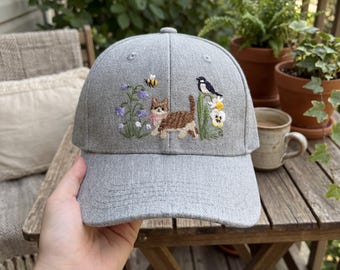 Gorro bordado con flores silvestres y gato primaveral, gorra linda con estampado floral de gatito, regalo para amantes de los gatos, gorra de béisbol estilo cottagecore con pájaros y abejas para mujer.