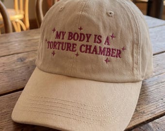 Gorra bordada con la frase "Mi cuerpo es una cámara de tortura", divertida gorra de béisbol sarcástica, moderna y llamativa, ideal como regalo para una chica alternativa.