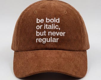 Gorra bordada "Sé audaz o cursiva, pero nunca regular", regalo divertido para profesores, gorra para amantes de la gramática, gorra de pana para amantes de los libros, regalo para escritores