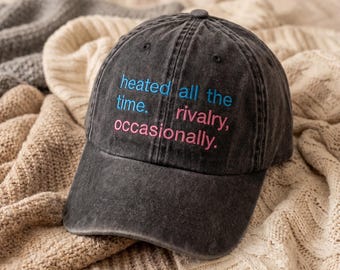 Gorra de papá bordada ocasionalmente con texto "Rivality", gorra vintage lavada, gorra de béisbol unisex ajustable, regalo con cita divertida.