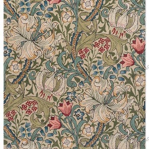 Puede incluir: Un patrón floral detallado con grandes lirios color crema, tulipanes rosas y pequeñas flores azules sobre un fondo beige. El diseño incluye hojas y tallos verdes, creando una estética vintage y botánica. Adecuado para tela o papel pintado.