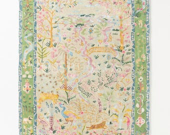 Alfombra Tales Menagerie de lana tejida a mano con diseño de motivos animales, estilo vintage, con motivos florales y de fauna. Alfombra de jardín en tonos pastel tejida a mano para sala de estar o dormitorio.