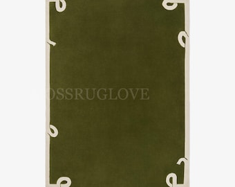 Nordic Loops tapijt luxe olijfgroen handgetuft tapijt met gebeeldhouwde ivoorkleurige rand tapijt mosgroen designtapijt