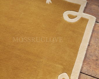 Mosterdgoud handgetuft tapijt met crèmekleurige artistieke rand - modern wollen vloerkleed voor woonkamer, slaapkamer - uniek designer interieur