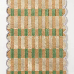 Puede incluir: Alfombra rectangular con borde festoneado. La alfombra presenta un patr&oacute;n tejido de rayas verticales en beige y blanco, intercaladas con bloques rectangulares verdes. El borde es de color gris claro.