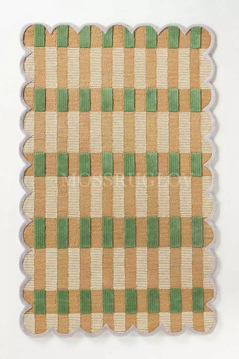 Puede incluir: Alfombra rectangular con borde festoneado. La alfombra presenta un patr&oacute;n tejido de rayas verticales en beige y blanco, intercaladas con bloques rectangulares verdes. El borde es de color gris claro.