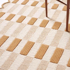 Puede incluir: Un letrero de madera r&uacute;stica con el texto "Welcome to our home" en letras blancas. El letrero presenta un acabado envejecido y un dise&ntilde;o simple y acogedor, ideal para la decoraci&oacute;n de la entrada.