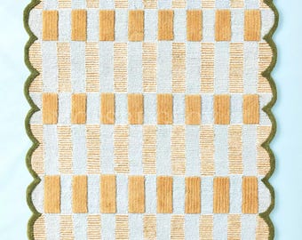 Alfombra Anthropologie Matilda Goad & Co. tejida a mano 100% lana, alfombra tejida a mano con rayas festoneadas, alfombra moderna de área en amarillo marfil.