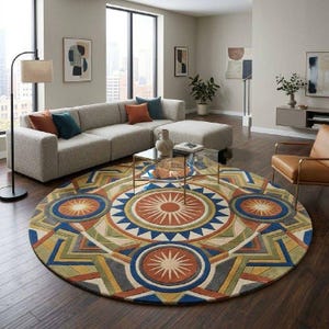 Könnte beinhalten: Ein großer runder Teppich mit einem geometrischen Muster und einem zentralen Sonnenmotiv in Orange-, Blau-, Grün- und Gelbtönen. Das Design umfasst konzentrische Kreise und winklige Linien, die über die gesamte Fläche nach außen strahlen.