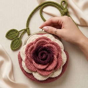 Könnte beinhalten: Rustikales Holzschild mit dem Text "Welcome to our home" in weißer Schrift. Das Schild hat eine Used-Optik und ein schlichtes Design, ideal für den Eingangsbereich.