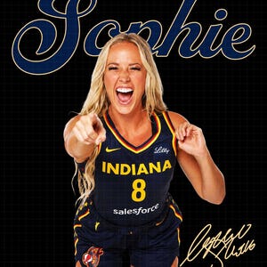 Sophie Cunningham PNG: Grafisk t-shirt med kvinnlig basketspelare (digital nedladdning)