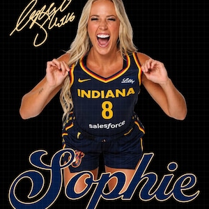 Sophie Cunningham PNG: Grafisk t-shirt med kvinnlig basketspelare (digital nedladdning)