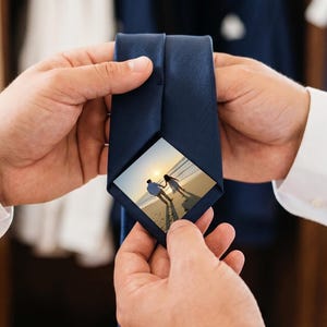 Anpassad slipslapp med foto, personlig slipsklistermärke med dold bild, minnesgåva till pappa, brudgum, make, minnesslips, bröllopsdagspresent till