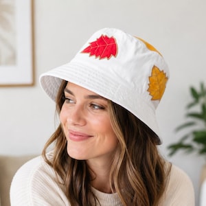 Cappello personalizzato con foglia d'acero / Cappello a secchiello reversibile autunnale con nome personalizzato / Berretto patchwork autunnale / Regalo unico per la mamma / Regalo per la fidanzata