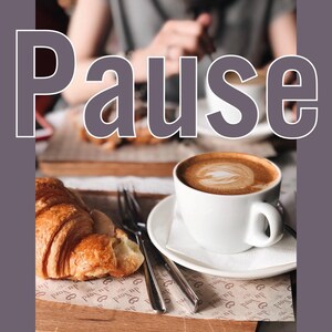May include: A white coffee cup with latte art on a saucer, a croissant, and cutlery. The word "Pause" is displayed. The scene is set on a wooden tray, suggesting a relaxing break.
