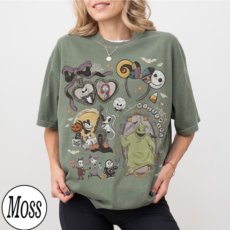 Puede incluir: Camiseta verde oliva con un dise&ntilde;o que presenta personajes y elementos de "Pesadilla antes de Navidad". El dise&ntilde;o incluye a Jack Skellington, Sally, Oogie Boogie y otras im&aacute;genes ic&oacute;nicas. La camiseta tiene un corte holgado.