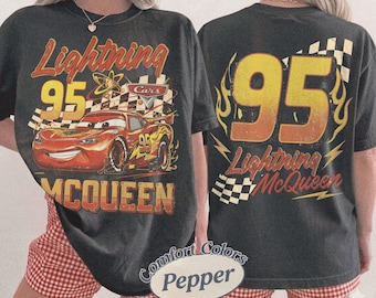 Chemise 2 côtés couleurs confort Lightning McQueen rétro, t-shirt Cars Disney Pixar, t-shirt graphique rétro McQueen, t-shirt voyage vacances en famille Disney 2026