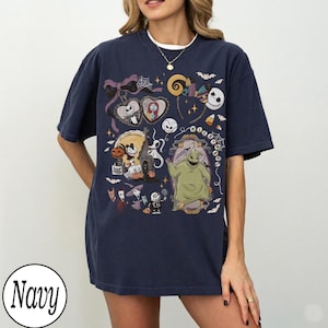 Puede incluir: Camiseta azul marino con un gr&aacute;fico colorido con personajes de una popular pel&iacute;cula de animaci&oacute;n. El dise&ntilde;o incluye a Jack Skellington, Sally, Oogie Boogie y otros elementos espeluznantes. La palabra "Navy" est&aacute; impresa en la parte inferior izquierda.