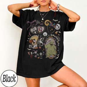 Puede incluir: Camiseta negra con un dise&ntilde;o gr&aacute;fico colorido con personajes y elementos de "Pesadilla antes de Navidad". El dise&ntilde;o incluye a Jack Skellington, Sally, Oogie Boogie y otras im&aacute;genes ic&oacute;nicas. La palabra "Black" est&aacute; en un c&iacute;rculo blanco.
