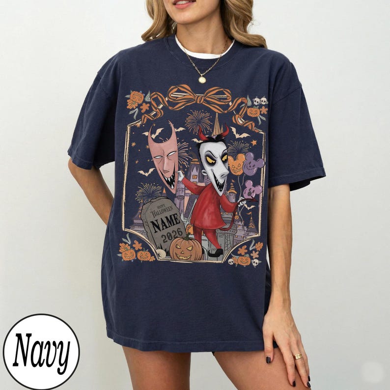 K&ouml;nnte beinhalten: Marineblaues T-Shirt mit einem Halloween-Motiv. Das Design zeigt eine Figur in einem roten Anzug, einen Grabstein mit dem Text "NAME 2026" und andere gruselige Elemente. Das T-Shirt hat kurze &Auml;rmel und einen Rundhalsausschnitt.