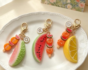Personalisierter Schlüsselanhänger mit Initialen, realistischer Anhänger in Form einer Guave, Wassermelone oder Orange, Taschenaccessoire aus Kunstharz