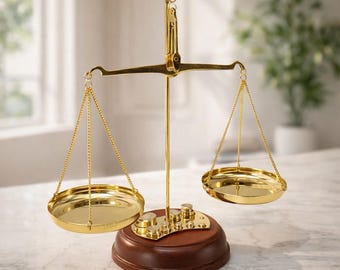 7つの分銅を備えたクラシックな薬局用天秤 - 精密測定に最適 