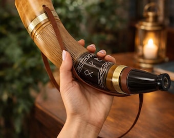 Cuerno de señales vikingo personalizado tallado a mano – Corneta grabada natural con correa de cuero, regalo para él.