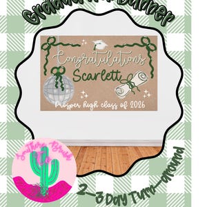 Puede incluir: Una pancarta de graduación con el texto "Graduation Banner" en escritura verde. La pancarta dice "Felicidades Scarlett Prosper high class of 2026". La pancarta tiene un fondo a cuadros verde y blanco y un logotipo rosa y verde.