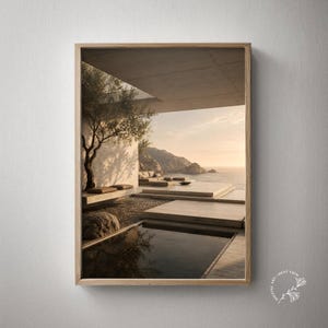 Puede incluir: Una impresión de arte mural vertical enmarcada que representa una escena arquitectónica serena con una terraza de hormigón, un pequeño olivo, una piscina reflectante y una vista lejana del océano al atardecer, en un marco de madera clara.