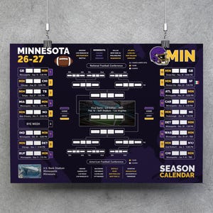 Puede incluir: Un póster de calendario de temporada de fútbol de Minnesota en color púrpura oscuro con un cuadro de torneo blanco, logotipos de equipos y horarios de partidos. El texto incluye Minnesota 26-27, Season Calendar y U.S. Bank Stadium. Muestra listas de equipos de la National y American Football Conference y un gráfico central de un campo de estadio.