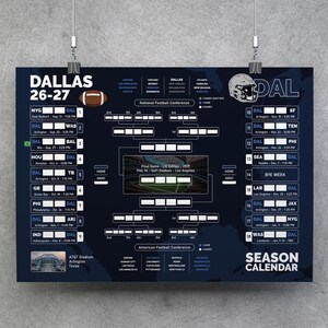 Puede incluir: Un póster de calendario de temporada Dallas 26-27 en azul oscuro con un gráfico de balón de fútbol americano, un icono de casco y un horario detallado de partidos con columnas de local y visitante. El centro muestra un cuadro de eliminatorias.