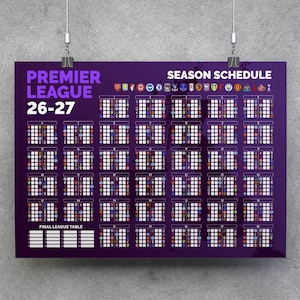 Puede incluir: Un póster morado del calendario de la temporada 26-27 de la Premier League con una cuadrícula de partidos con logotipos de equipos, un mapa del Reino Unido de fondo y una sección vacía para la tabla de clasificación final en la parte inferior.