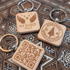 Op maat gegraveerde houten sleutelhanger met logo of QR-code – relatiegeschenk voor bedrijfsbranding