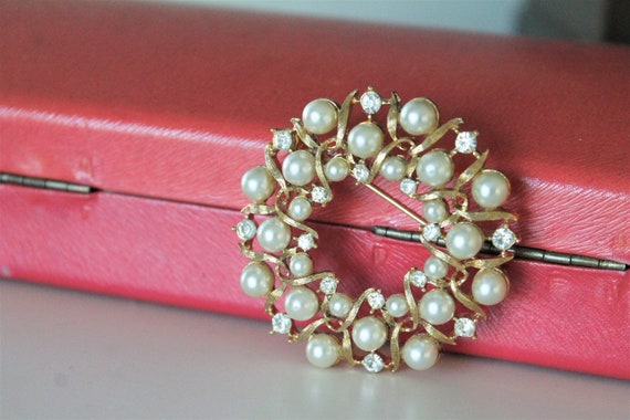 Vintage Lisner Rhinestone and Pearl Brooch Wreath… - image 3