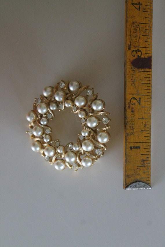 Vintage Lisner Rhinestone and Pearl Brooch Wreath… - image 7