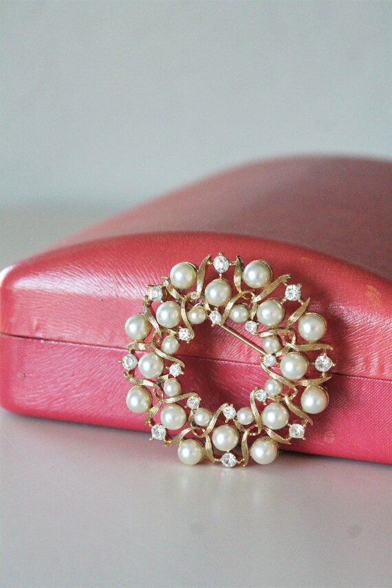 Vintage Lisner Rhinestone and Pearl Brooch Wreath… - image 2