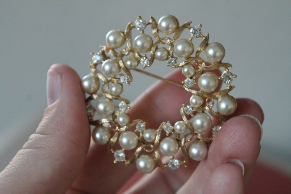 Vintage Lisner Rhinestone and Pearl Brooch Wreath… - image 5