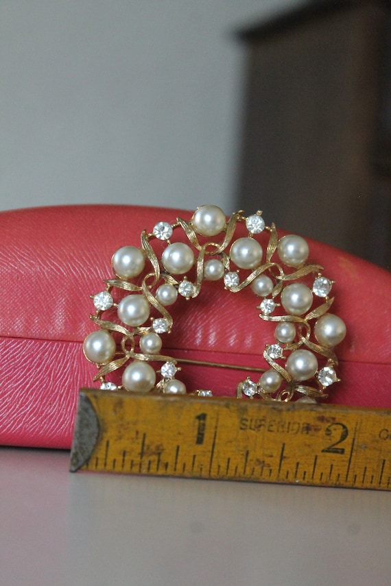 Vintage Lisner Rhinestone and Pearl Brooch Wreath… - image 6