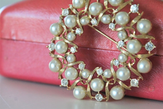 Vintage Lisner Rhinestone and Pearl Brooch Wreath… - image 1