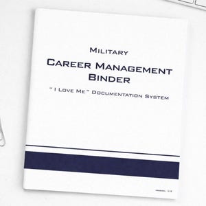 Puede incluir: Una carpeta blanca con texto azul marino que dice "MILITARY CAREER MANAGEMENT BINDER" y "I LOVE ME" DOCUMENTATION SYSTEM. La carpeta tiene dos rayas horizontales azul marino en la parte inferior.