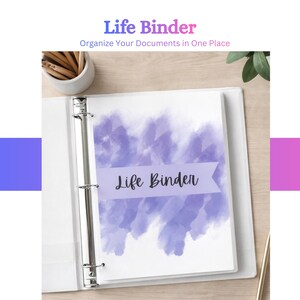 Könnte beinhalten: Ein weißer Ordner, geöffnet auf einer Seite mit einem lila Aquarelldesign und den Worten "Life Binder". Der Text "Organisieren Sie Ihre Dokumente an einem Ort" steht über dem Titel. Bleistifte in einer weißen Tasse sind im Hintergrund.