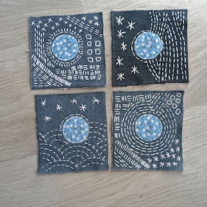 Sashiko-Mond-Jeansaufnäher, florale Applikation aus recycelten Materialien, handgenähter Nachthimmel-Aufnäher, Boho-Jackenaufnäher, 12,5 x 12,5 cm, aus recycelten Jeans