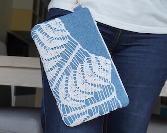 Pochette in denim riciclato con lacci all'uncinetto, borsa a mano in jeans riciclati, borsetta boho in denim, pochette ecologica con cerniera, piccola borsa a tracolla, idea regalo