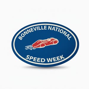 Puede incluir: Una pegatina ovalada con fondo azul y borde blanco. El texto "BONNEVILLE NATIONAL" está arqueado en la parte superior, y "SPEED WEEK" en la inferior. Un gráfico de coche de carreras rojo está en el centro.