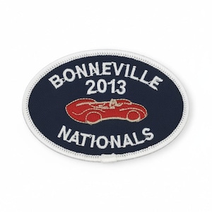 Op de afbeelding: Een witte keramische mok met een zwarte handgreep en de tekst "But First, Coffee" in een vetgedrukte, zwarte letter. De mok staat tegen een neutrale achtergrond, wat het eenvoudige ontwerp benadrukt.